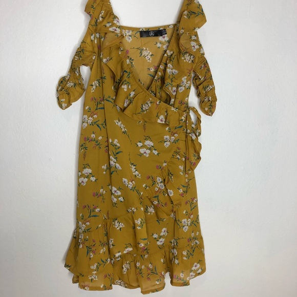 Missguided Dresses & Skirts - Floral off the shoulder wrap dress